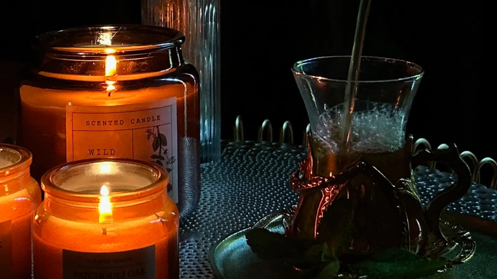Thé à la menthe et bougies dans le salon de relaxation