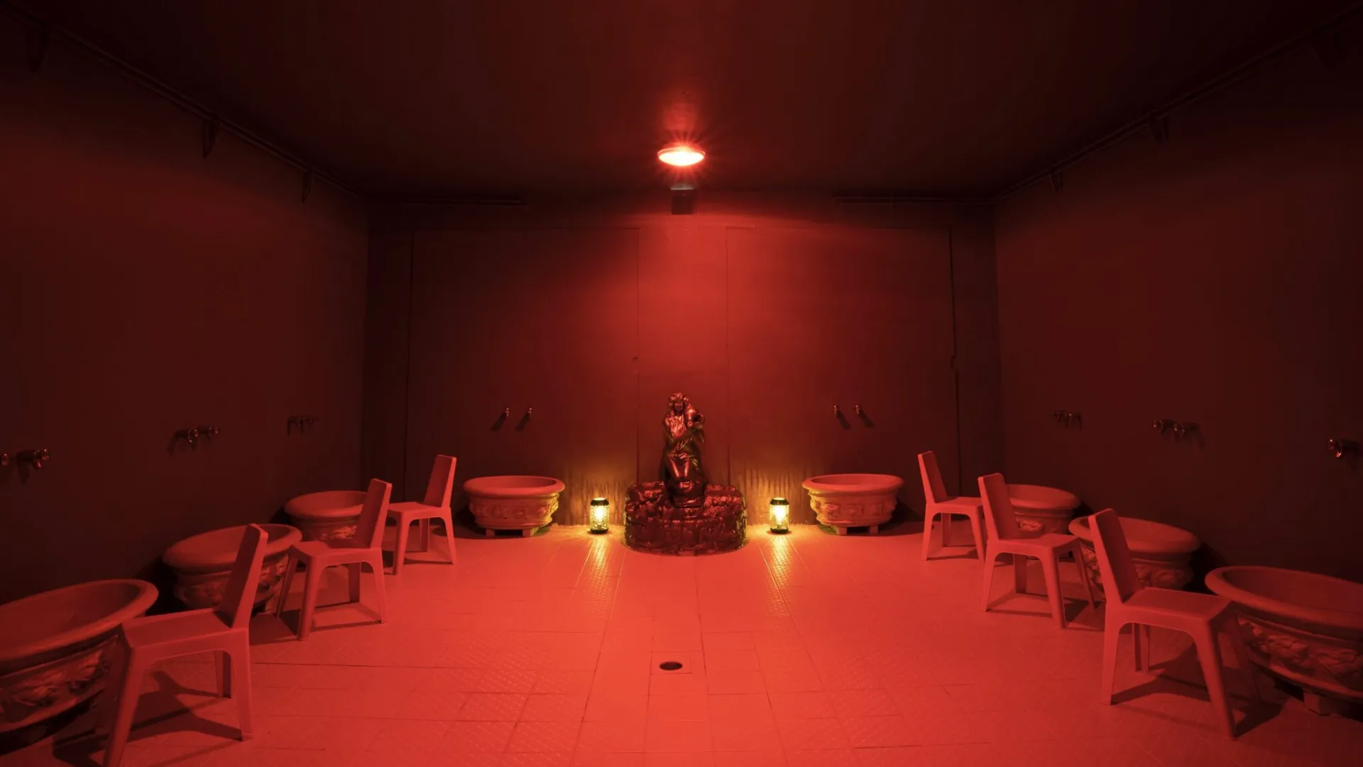 Le hammam Salsabil : vasques, lanternes et lumière tamisée